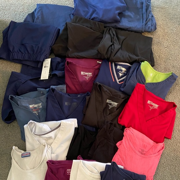 Huge scrubs lot Greys Anatomy L/XL petite LP/XLP - Picture 1 of 3